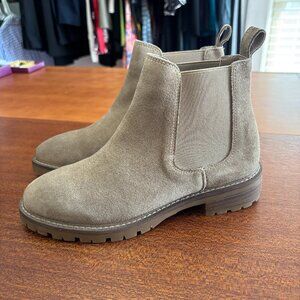NWOB Steve Madden Leopold Beige Suede Chelsea Boots - Size 6.5